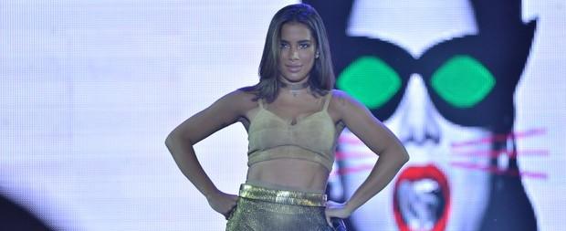 Anitta dispara alfinetadas na web: "Para dar uma situada na pessoa"