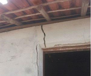 Casas com rachaduras após tremores (Crédito: Reprodução)