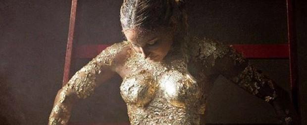 Claudia Leitte aparece seminua em foto coberta de glitter dourado