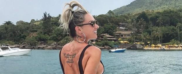 Juju Salimeni mostra bumbum perfeito em foto de maiô cavado
