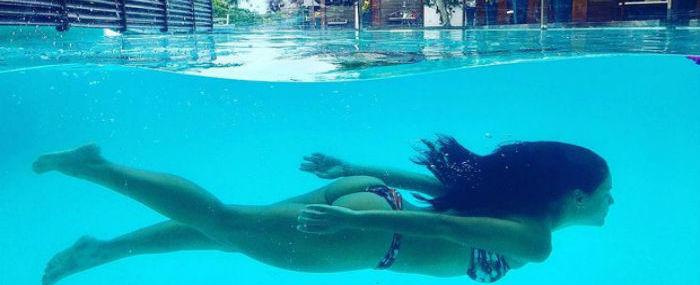 Paloma Bernardi exibe bumbum 'durinho' ao mergulhar em piscina