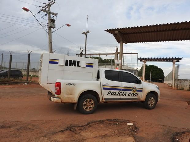 Carro chega para retirar os dois corpos encontrados enterrados (Crédito: Jackson Felix/G1 RR)