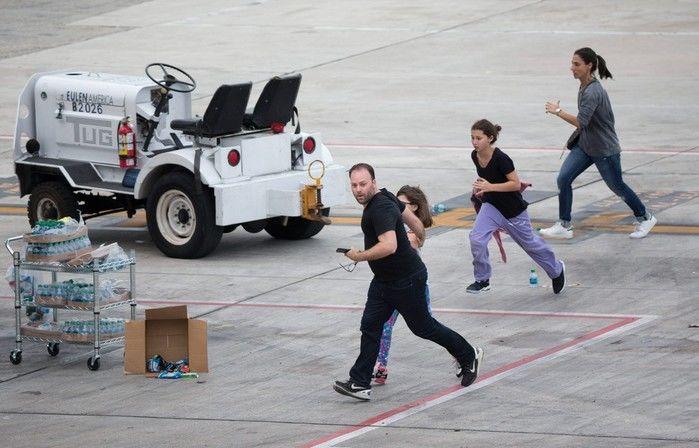 Pessoas correm na pista do Aeroporto Internacional de Fort Lauderdale-Hollywood, na Flórida, nos EUA, após um atirador abrir fogo dentro do terminal 2. Cinco pessoas morreram e oito ficaram feridas