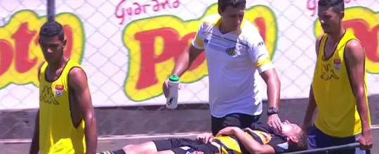 Atleta passa mal por causa do calor na partida do Atlético-MG