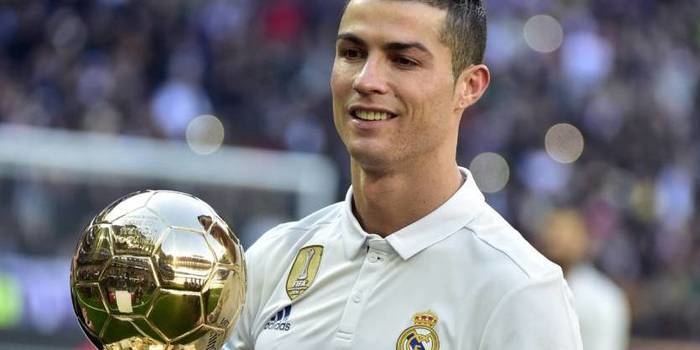 Cristiano Ronaldo recebe bola e ouro e homenagens de Kaká e Ronaldo