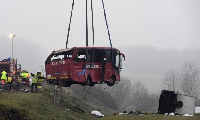 Veículo é retirado por equipes dos Bombeiros (Crédito: HILIPPE DESMAZES / AFP)