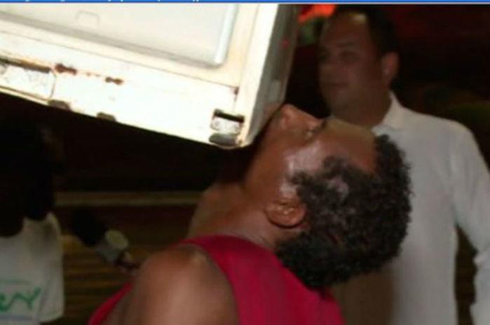 Homem consegue equilibrar uma geladeira no queixo