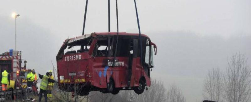 Acidente com ônibus deixa quatro mortos e 27 feridos na França
