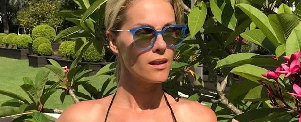 Ana Hickmann mostra barriga sarada em dia de piscina