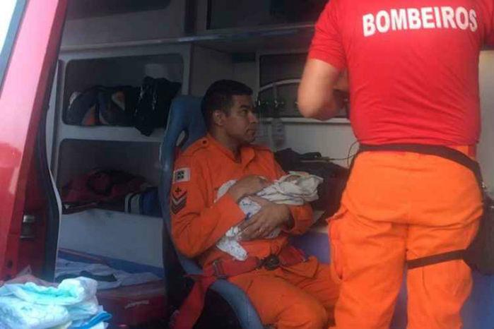 Bombeiro responsável pelo resgate do bebê abandonado resolve adotá-lo