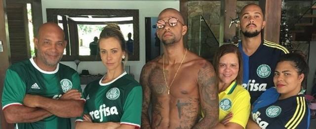 Novo reforço, Felipe Melo exibe familiares com a camisa do verdão
