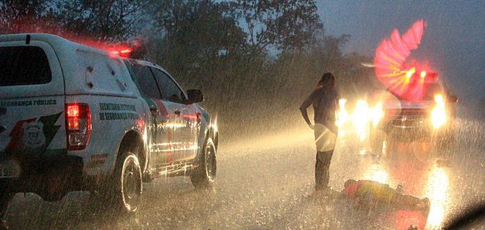 Corpo ficou caído na pista (Crédito: Piracurucaaovivo)