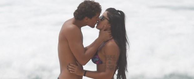 Aline Riscado e Felipe Roque trocam beijos em dia de praia no Rio
