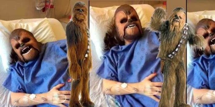 Mulher usa máscara do Chewbacca durante trabalho de parto; vídeo