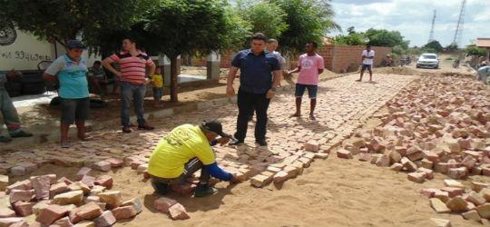 Prefeito Visita obras de calçamento e participa de reunião da saúde