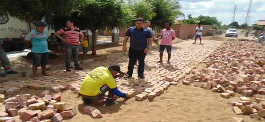 Prefeito Visita obras de calçamento e participa de reunião da saúde