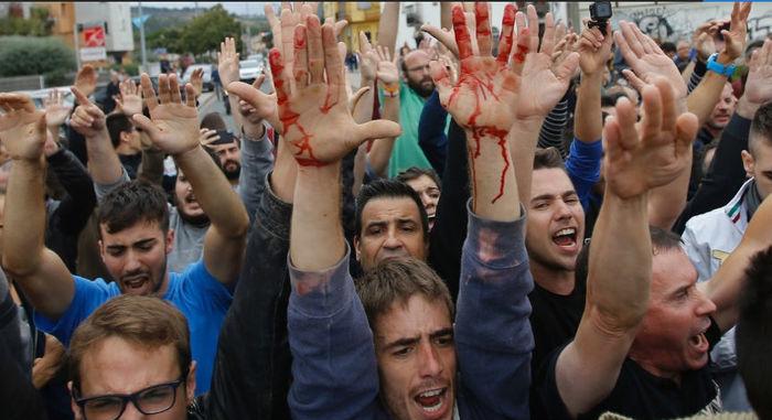 Separatistas bloqueiam rua em Sant Julia de Ramis, perto de Girona, diante de bloqueio forçado de centro de votação pela Guarda Civil Catalã (Crédito: Francisco Seco/AP Photo)