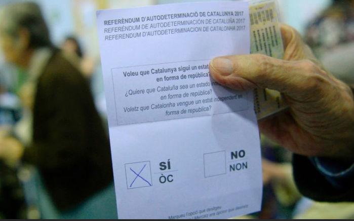 Enquanto em alguns lugares o referendo começou tenso, em outros a votação transcorre normalmente. Na foto, homem se prepara para depositar sua cédula de votação em posto de votação de Barcelona (Crédito: Josep Lago/AFP Photo)