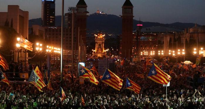 Manifestantes pró-independência da Catalunha exibem a bandeira estrelada, símbolo do separatismo catalão, durante ato em Barcelona pelo referendo de domingo (Crédito: Susana Vera/Reuters)
