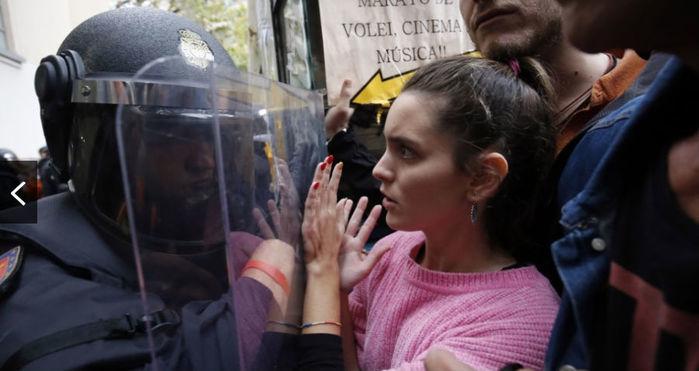 Separatista reage à ação da Guarda Civil Espanhola em frente de local de votação na manhã deste domingo (Crédito: Pau Barrena/AFP Photo)