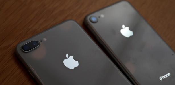 Modelo do iPhone 8 Plus e iPhone 8 (Crédito: Issei Kato/Reuters)