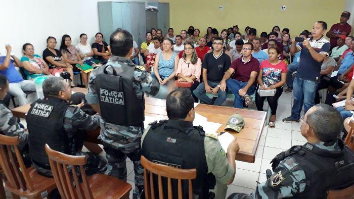Polícia Militar se reúne com professores e moradores (Crédito: Kléber Oliveira)