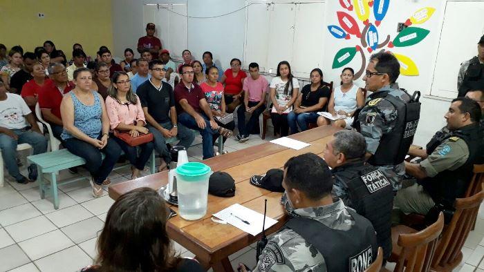 Polícia Militar se reúne com professores e moradores (Crédito: Kléber Oliveira)