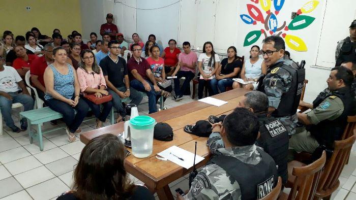 Polícia Militar se reúne com professores e moradores (Crédito: Kléber Oliveira)