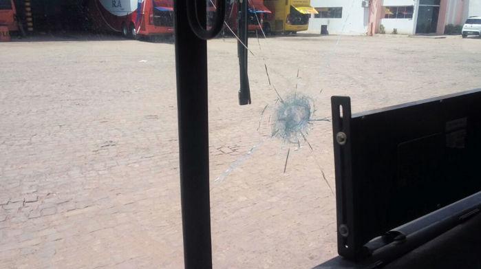 Motorista foi atingido por estilhaços (Crédito: Reprodução)