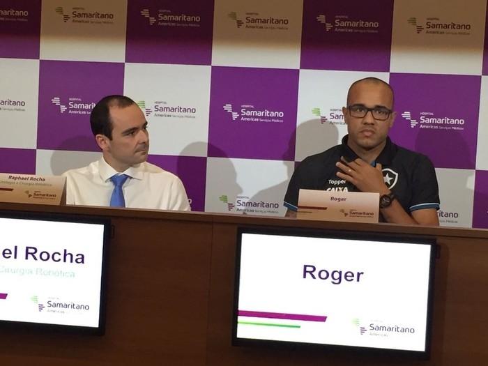Roger deu entrevista coletiva ao lado do médico Raphael Rocha (Crédito: Globoesporte.com)