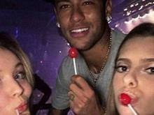 Neymar comemora classificação em boate com Jesus e Larissa Manoela