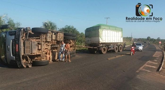 Motorista perde controle e tomba carreta em José de Freitas