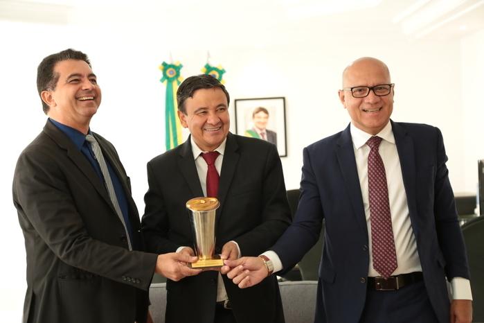 Governador ao lado do secretário da Administração, Franzé Silva, e o diretor-presidente da ATI 1/8