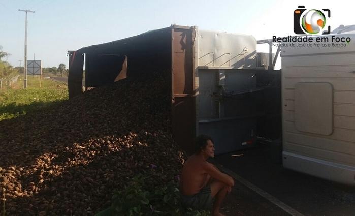 Motorista perde controle e tomba carreta em José de Freitas