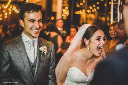 Vira-lata invade cerimônia de casamento e é adotado por noivos