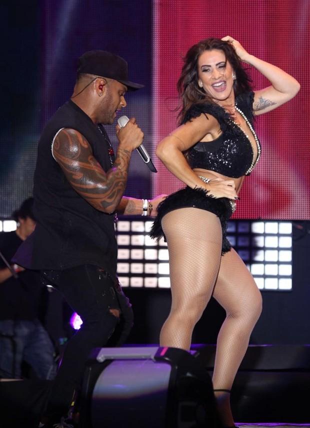 Scheila Carvalho no show da banda Parangolé (Crédito: Saulo Brandão/Assessoria Armazém da Alegria)