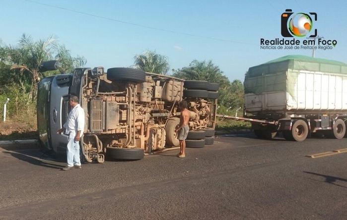 Motorista perde controle e tomba carreta em José de Freitas
