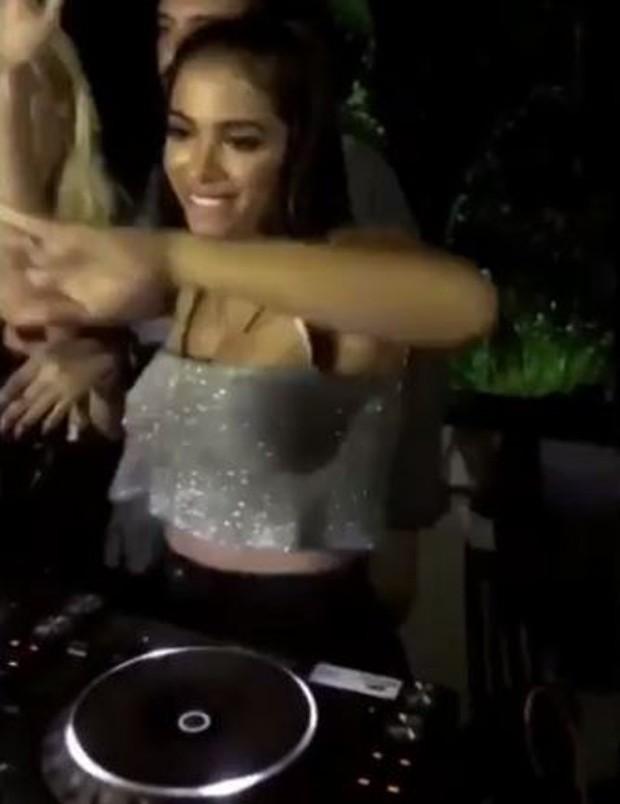 Anitta comandando a carrapeta em sua festa (Crédito: Reprodução/Instagram)