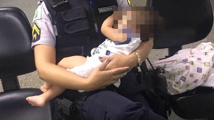 Usuária de droga abandona bebê de 9 meses em feira no DF (Crédito: Reprodução/PM)