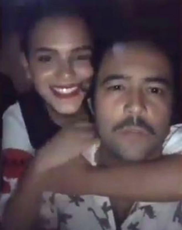 Bruna Marquezine e o assessor de imprensa Paulo Pimenta (Crédito: Reprodução/Instagram)