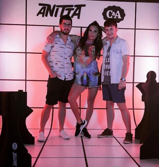 ilvero Pereira posando entre amigos na festa da Anitta (Crédito: Reprodução/Instagram)