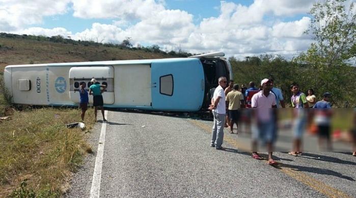 Ônibus que levava crianças para parque aquático, na Bahia, tomba e deixa pelo menos 5 mortos (Crédito: Reprodução)