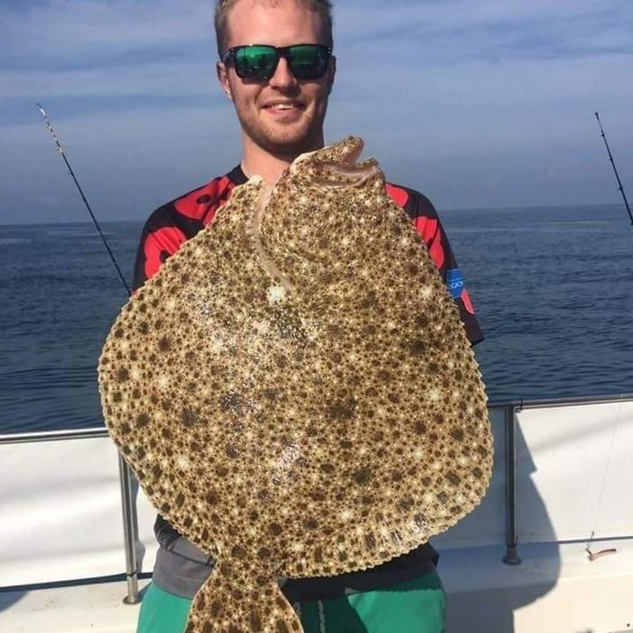 Sam Quilliam ainda posou com o peixe (Crédito: Reprodução)