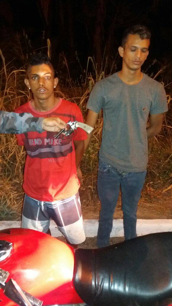 Dupla é presa com arma de fogo e moto roubada na z. Leste de THE (Crédito: Plantão Policial)