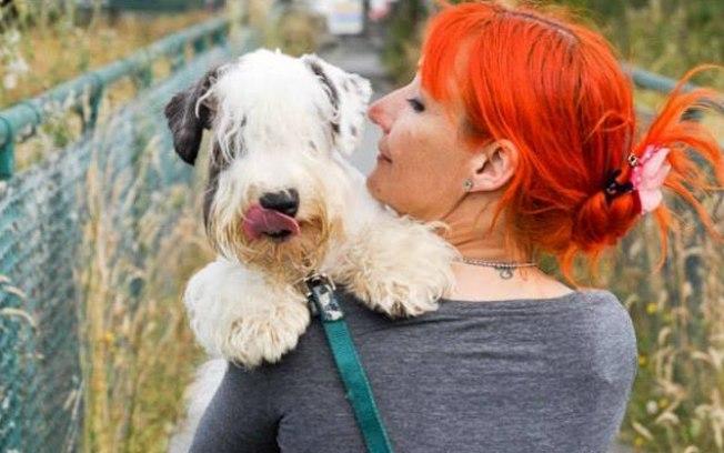 A irlandesa casou-se com o seu cachorro (Crédito: Reprodução/Facebook)