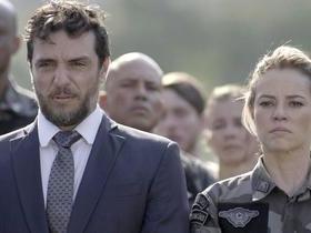Jeiza se emociona em funeral de amigo