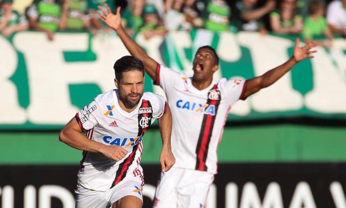 Jogadores comemoram após gol (Crédito: Gilvan de Souza)