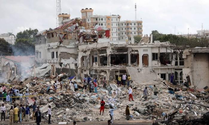 Explosões destruíram vários prédios da cidade de Mogadíscio (Crédito: FEISAL OMAR / REUTERS)