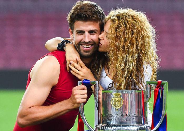 Gerard Piqué ganha beijo da esposa Shakira (Crédito: Getty Images)