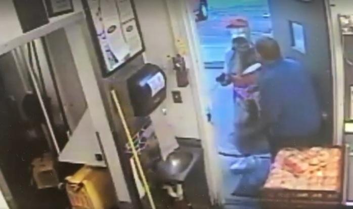 Homem fantasiado de garrafa de refrigerante assalta bar nos EUA (Crédito: Reprodução)